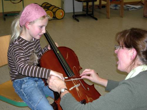 Cellolehrerin Beate Kohl Cellolehrerin Beate Kohl erklärt das Instrument am Musikschultag