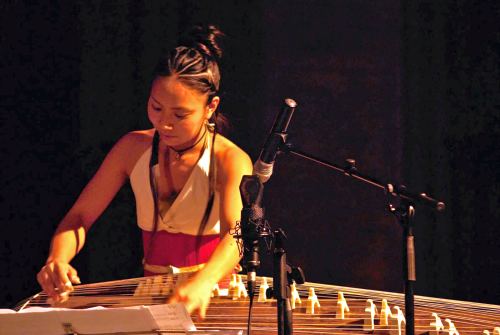 Karin Nakagawa an der Koto-Harfe