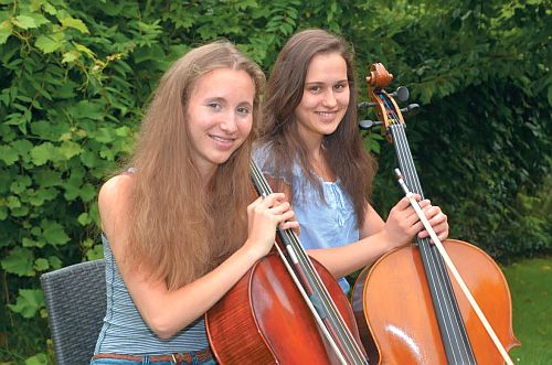 Die Cellistinnen Miriam Göbel und Emilia Kämper aus Wunstorf