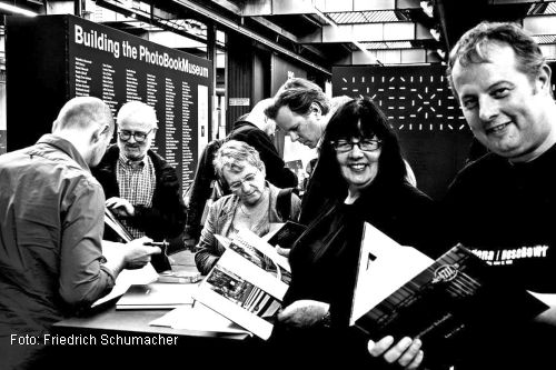 Bei der Übergabe ihres Fotobuches im PhotoBook Museum in Köln. Mit dabei: Lars Schumacher und Susanne Schumacher (Foto: Friedrich Schumacher)