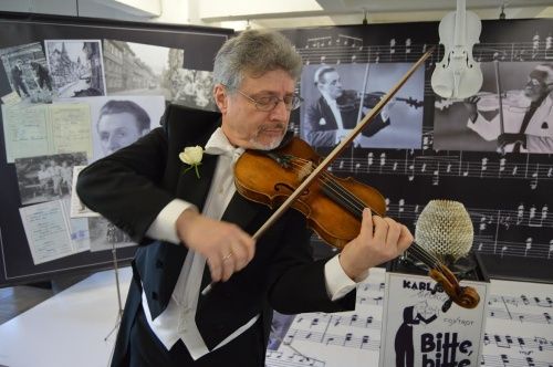 Der Geiger Alexander Bondarenko schlüpft in die Rolle des Kapellmeisters Hermann Körner und spielt zum Weinen schön