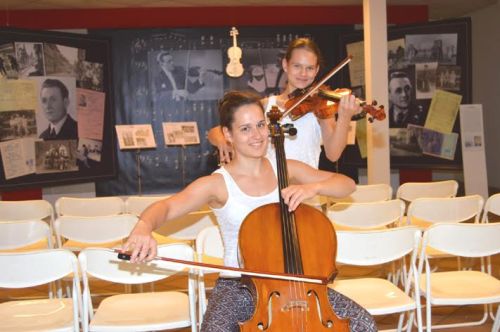Miriam (Cello) und Sara (Violine) Göbel vor der Erinnerungsbühne des Hildesheimer Kapellmeisters Körner